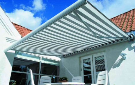 RETRACTABLE OUTDOOR BLINDS AND AWNINGS FOR OUTDOOR PARTY